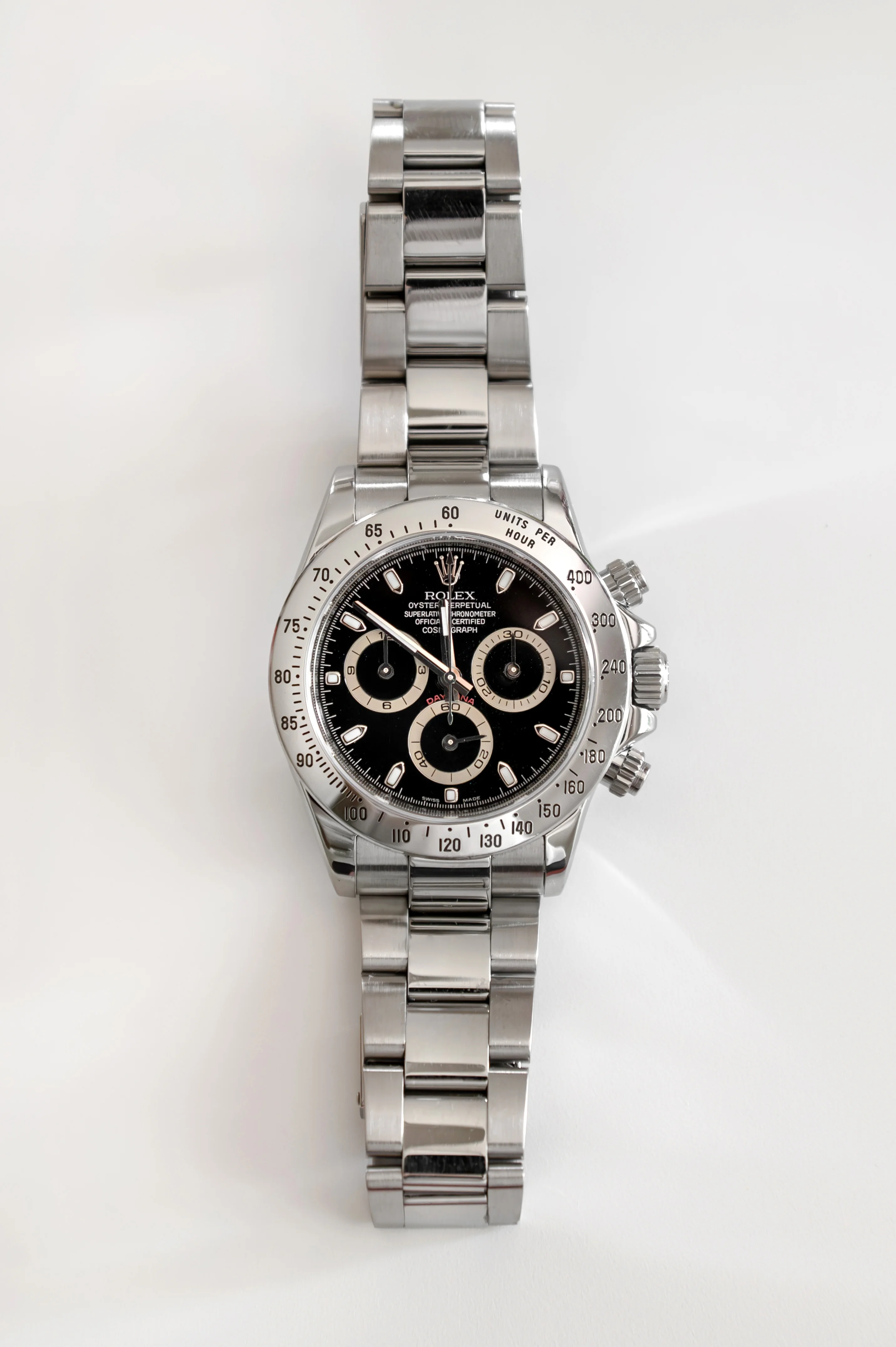 Example of Lug Width Marking marking found on a watch — close-up identification photo